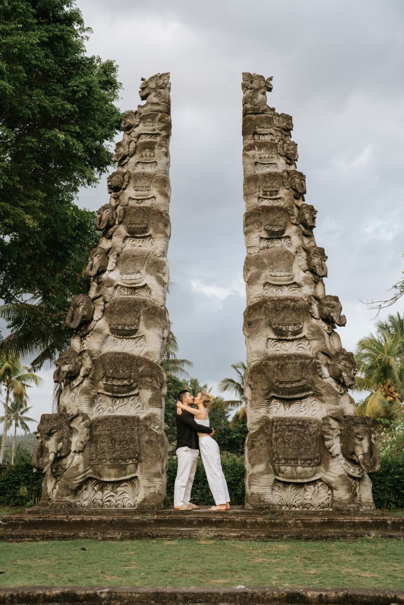 Romantic Bali couple photography services at Tanah Gajah Ubud with rice field scenery.