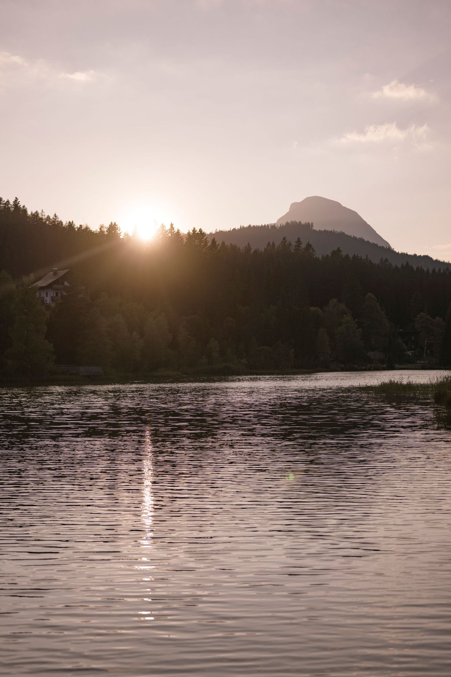 Sonnenuntergang am Bergsee im Stubaital mit Blick auf die Tiroler Alpen