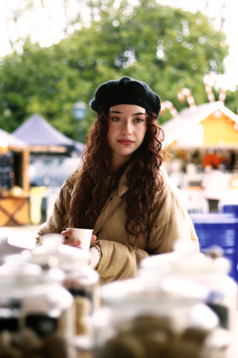 Chaemi Studio, photographe à Montpellier en séance photo au Marché de Noël. Portrait original d’un shooting reportage, festif et coloré.