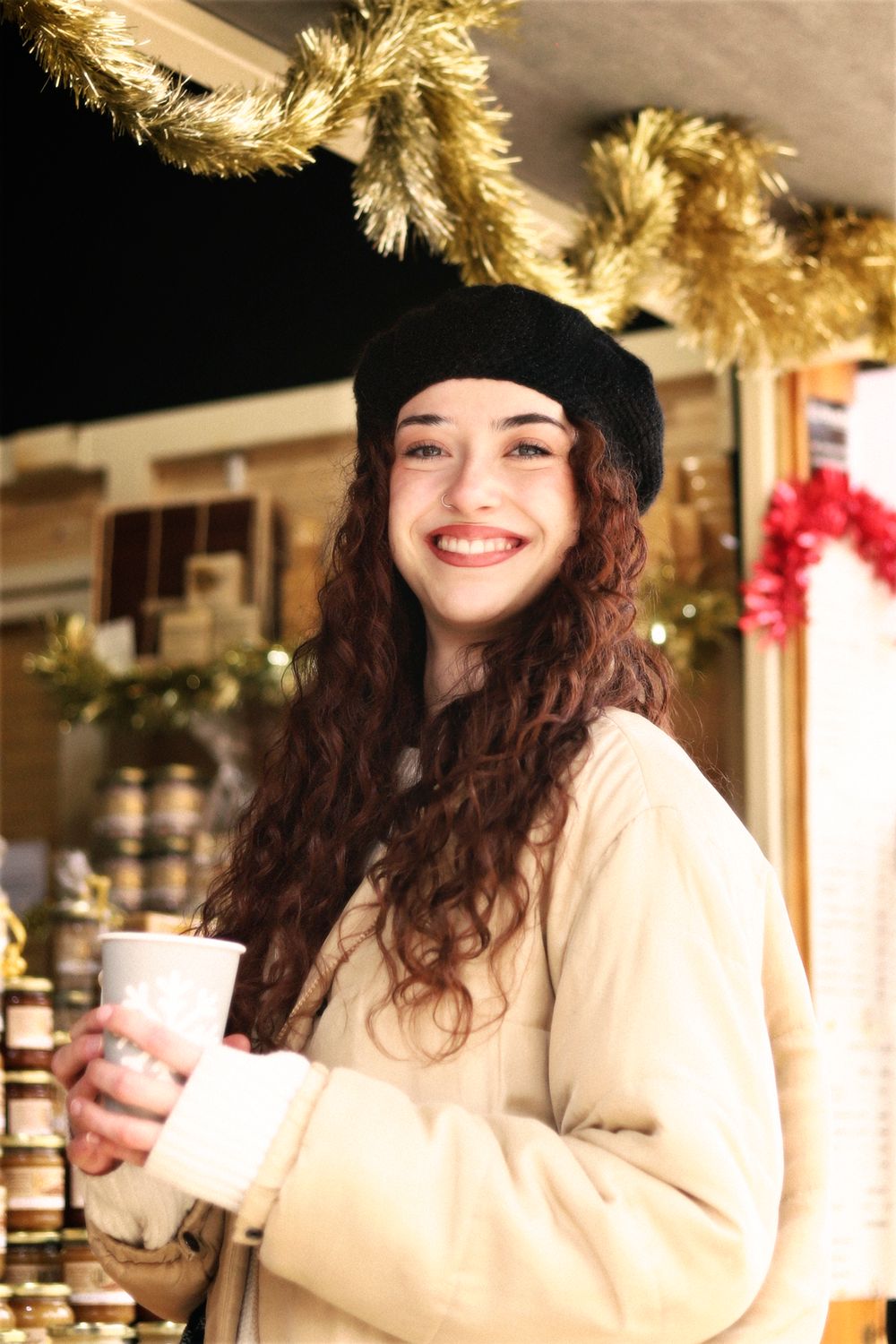 Chaemi Studio, photographe à Montpellier en séance photo au Marché de Noël. Portrait original d’un shooting reportage, festif et coloré.