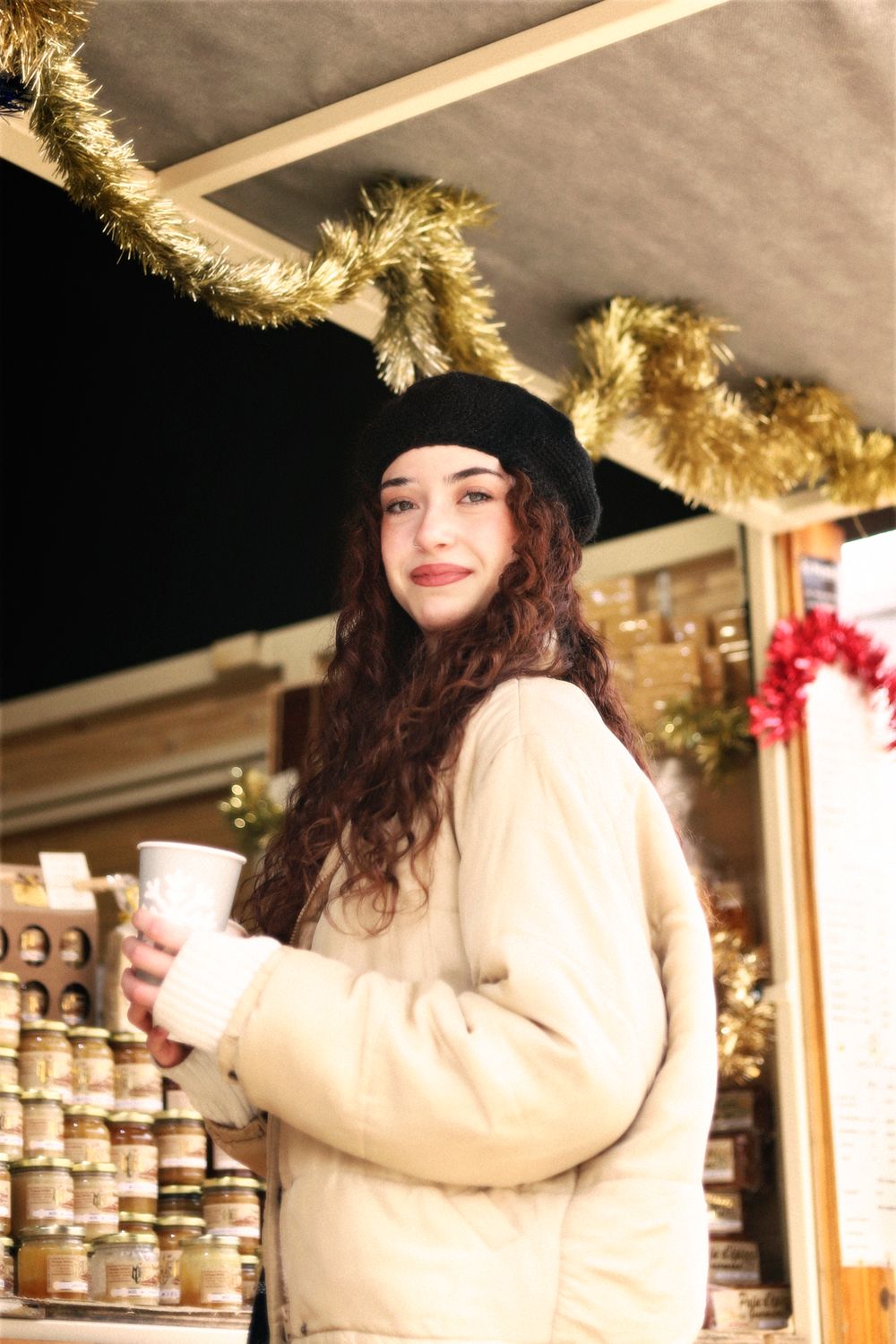 Chaemi Studio, photographe à Montpellier en séance photo au Marché de Noël. Portrait original d’un shooting reportage, festif et coloré.