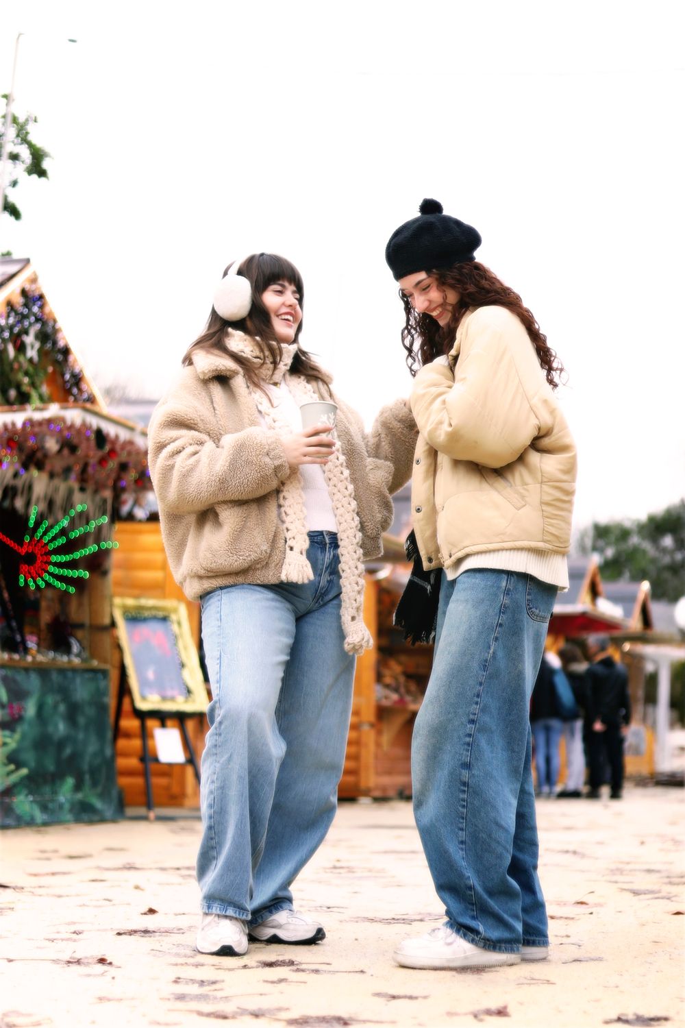 Chaemi Studio, photographe à Montpellier en séance photo au Marché de Noël. Portrait original d’un shooting reportage, festif et coloré.