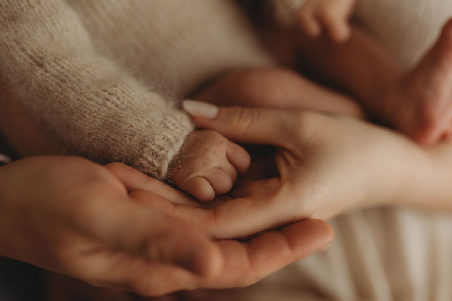 Natural light newborn photography session in Vilvoorde home studio 1800 near Brussels
