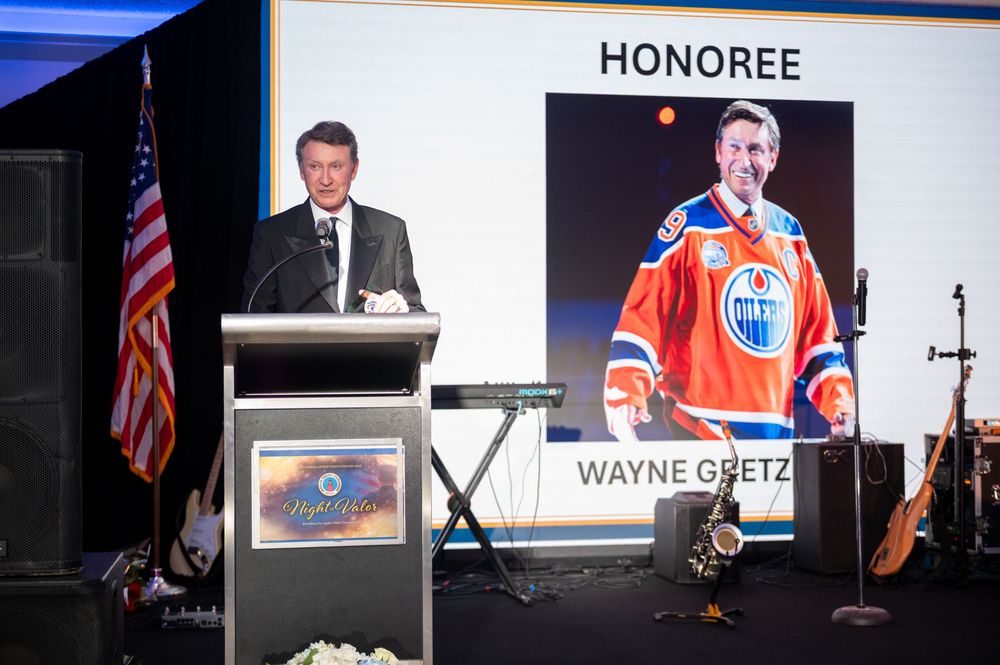 Wellington corporate event photographers captured the great Wayne Gretzky giving a speech at a fundraiser for the Jupiter Police Department.