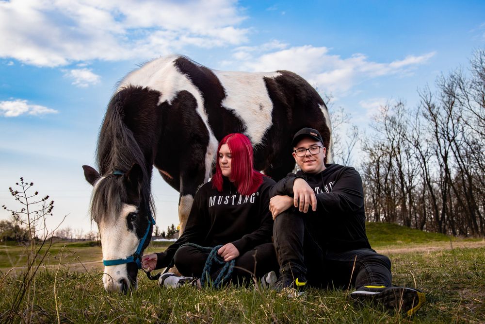 szerelmes pár lovasfotózáson kocson