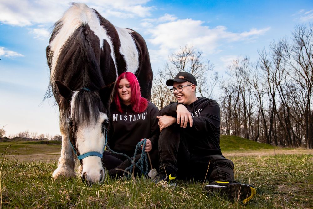 szerelmes pár lovasfotózáson kocson