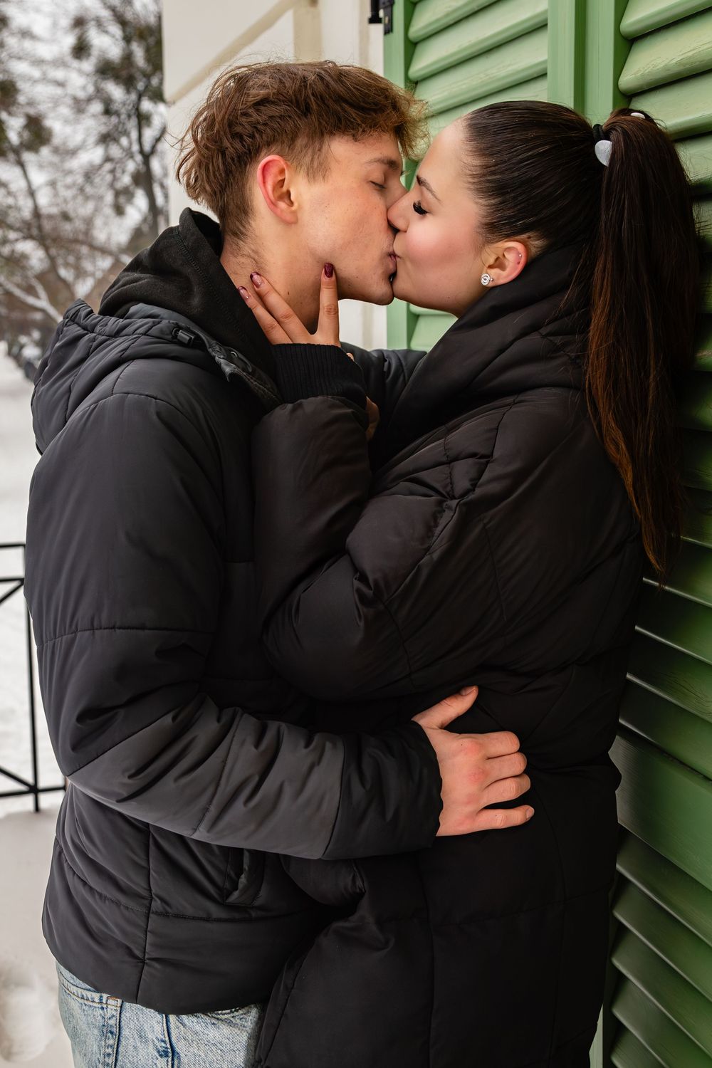 szerelmespár csókolózik az angol parkban