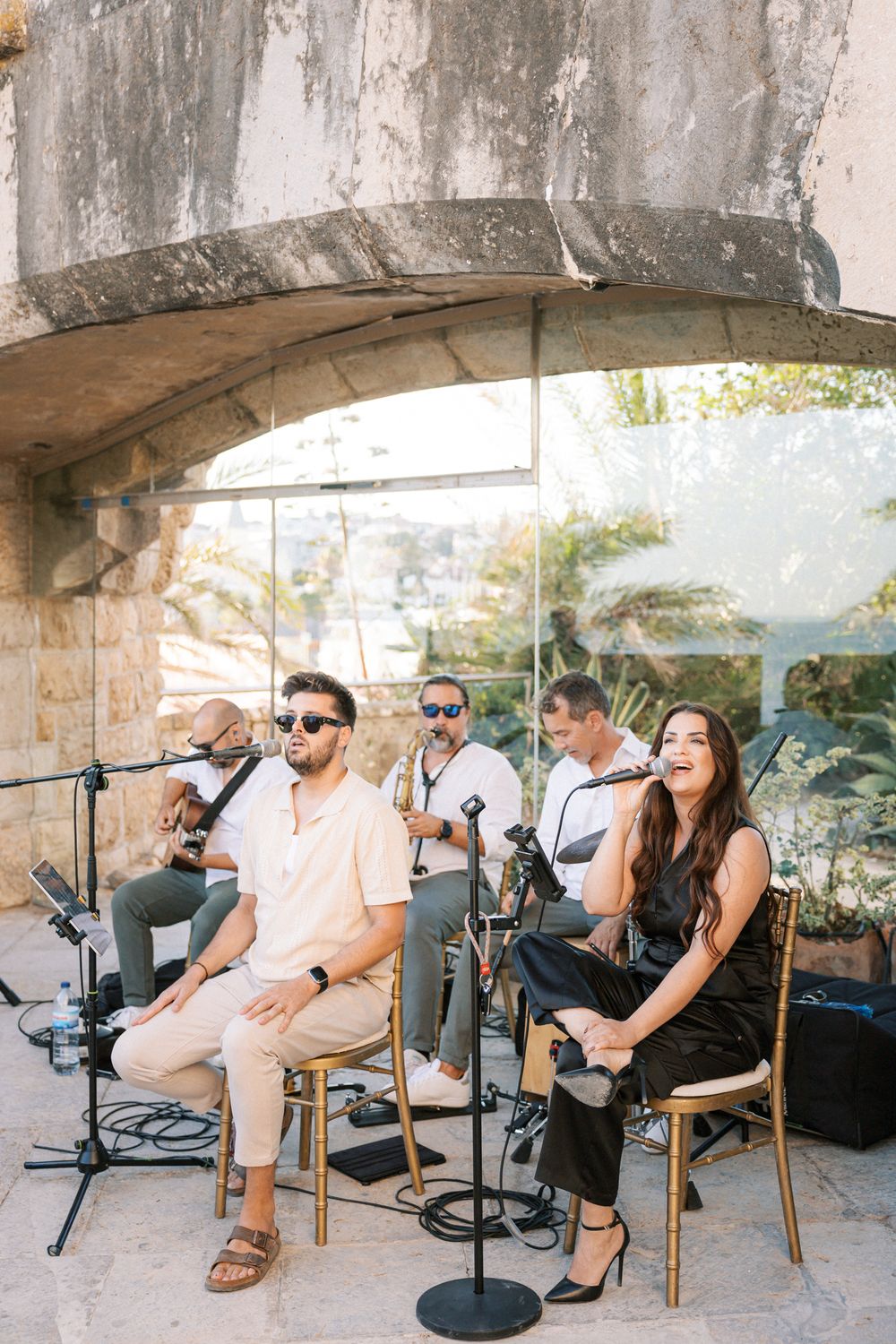 Wedding entertainment with live music at Forte da Cruz captured by Portugal wedding photographer