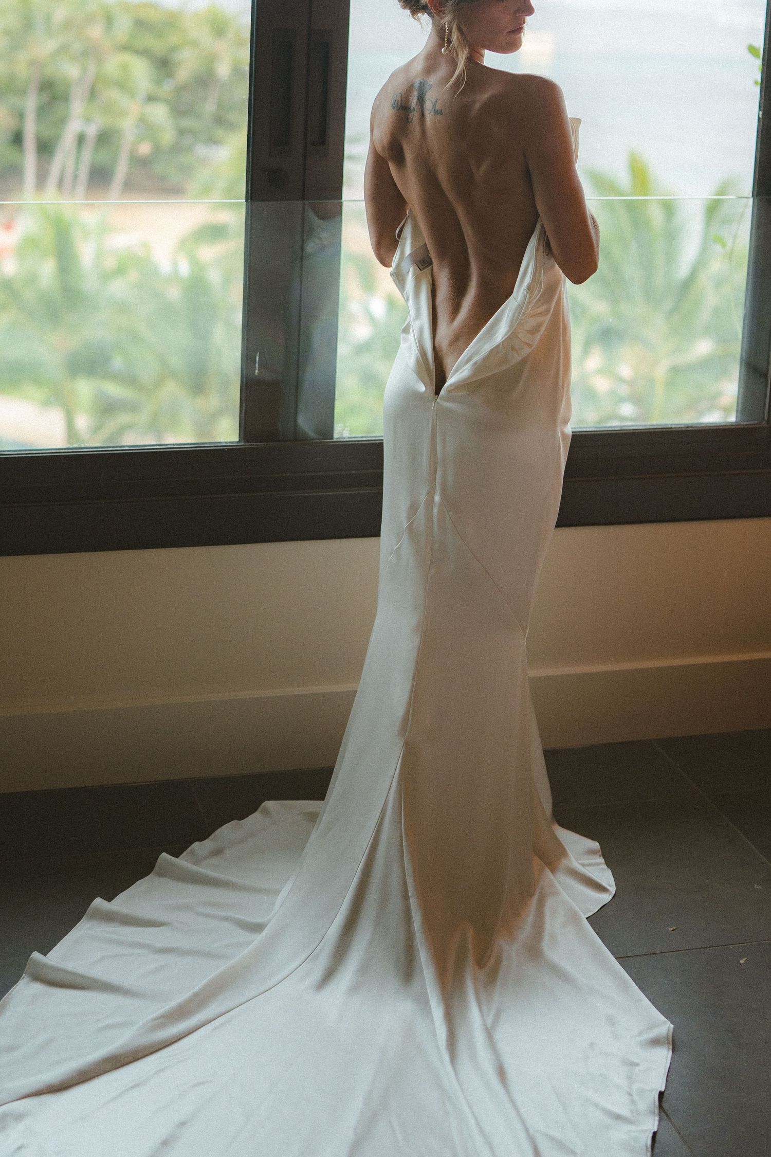 bride putting on dress at 1 Hotel Hanalei Bay