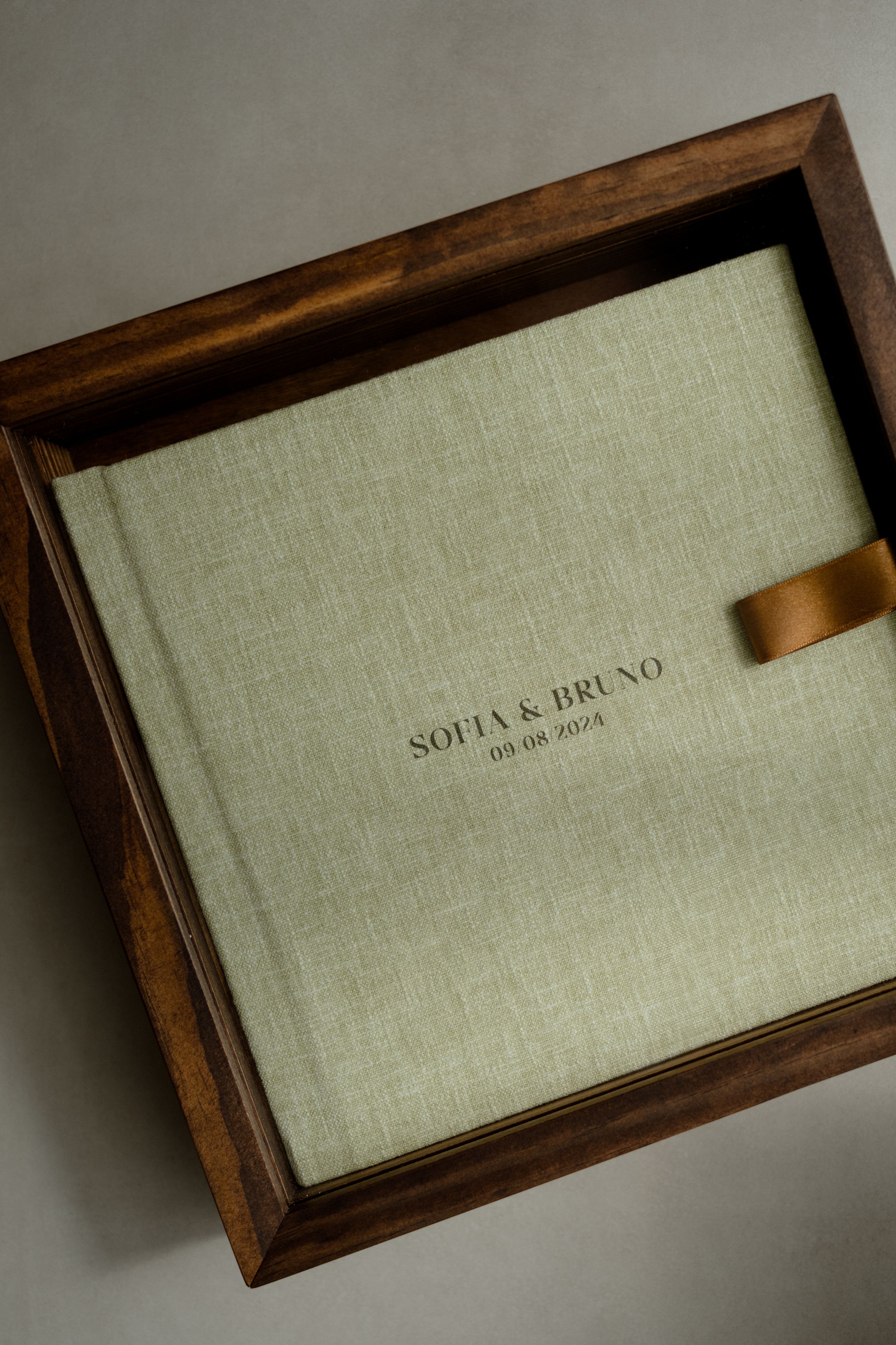 Wooden box with light linen cover and text shown in progressive sliding reveal sequence.