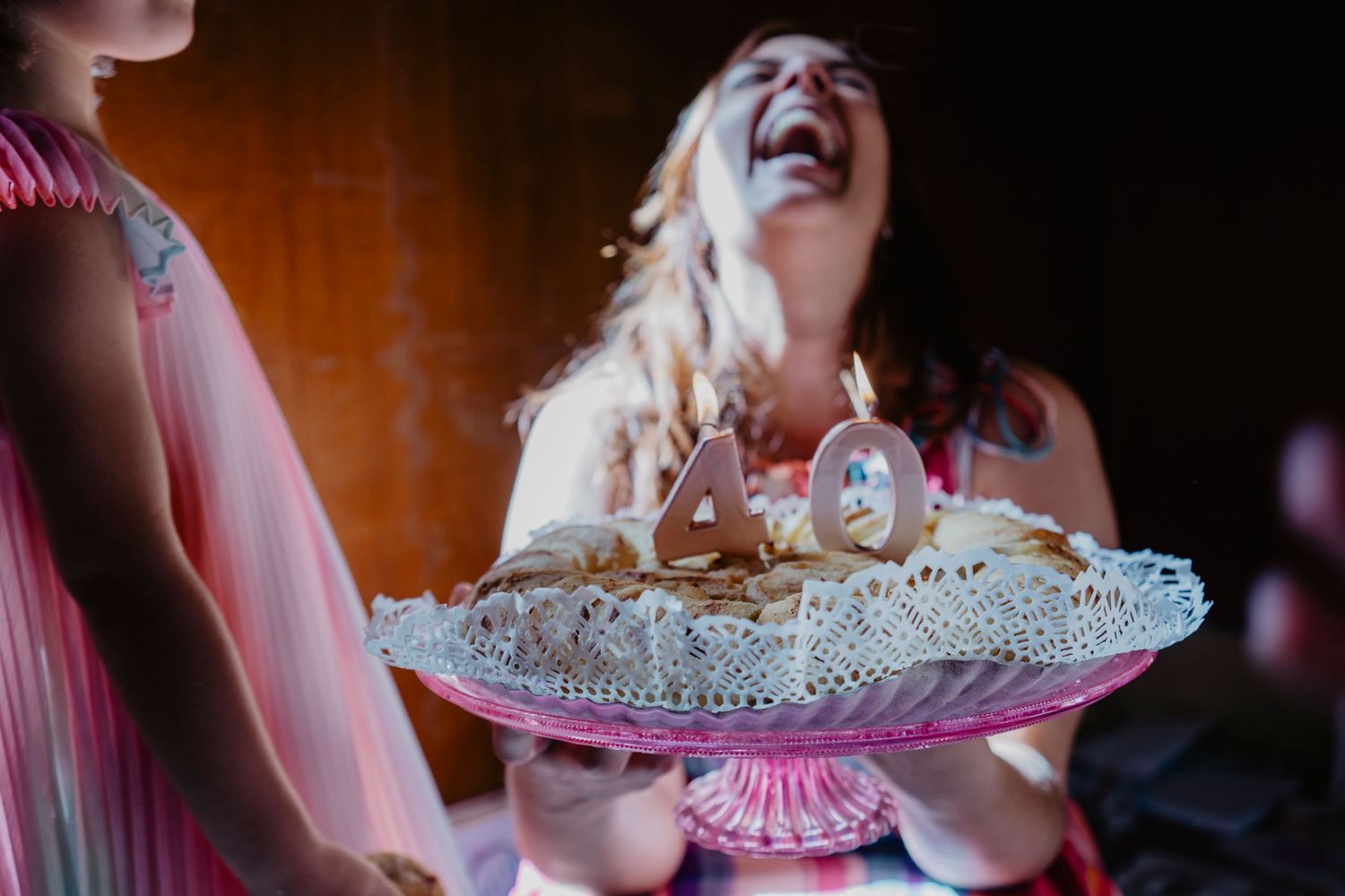 Momento autêntico de aniversário. Fotografia espontânea que capta alegria genuína e celebração em família com luz natural e emoção.
