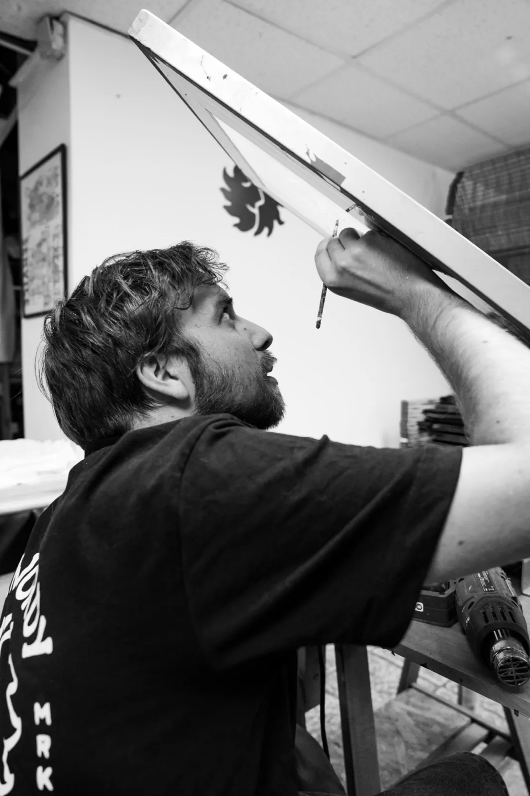 Homme photographié en noir et blanc