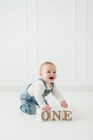 Studio cake smash photographer in Centennial Colorado. Colorado cake smash photo shoot in studio. Baby's First year cake smash photo session