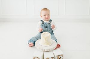 Studio cake smash photographer in Centennial Colorado. Colorado cake smash photo shoot in studio. Baby's First year cake smash photo session