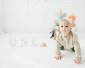 Studio cake smash photographer in Centennial Colorado. Colorado cake smash photo shoot in studio. First year cake smash photo session