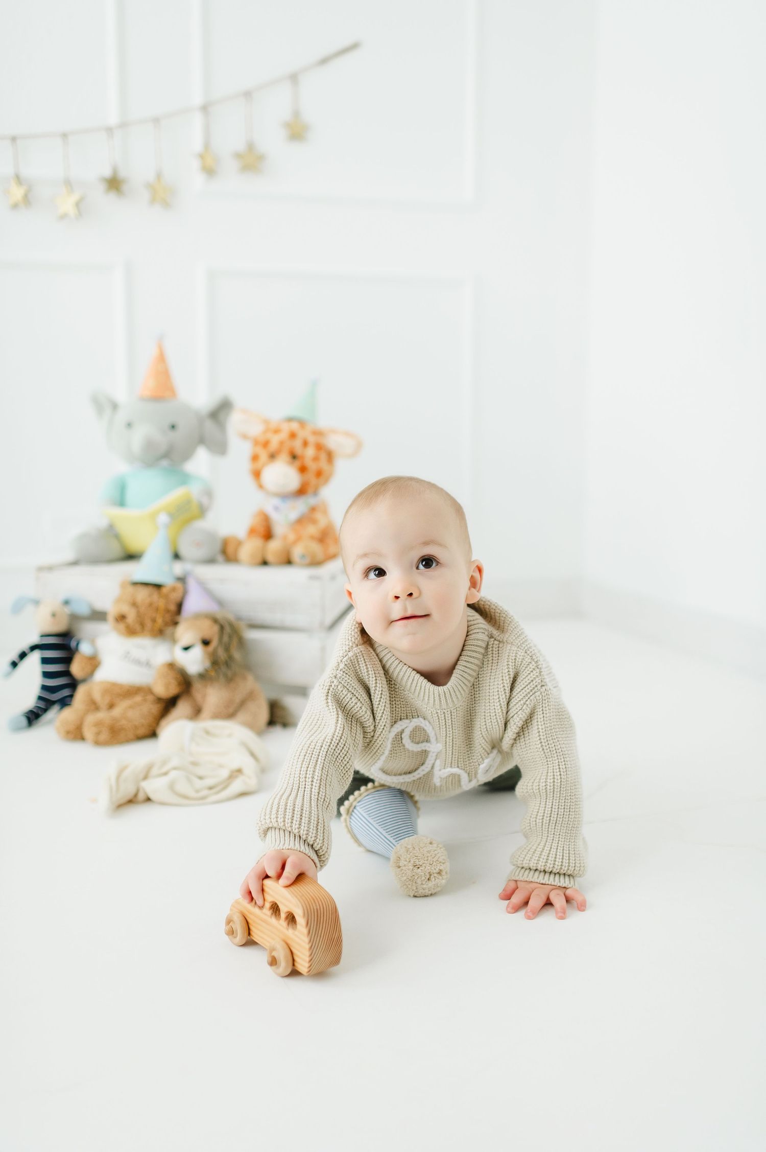 Studio cake smash photographer in Centennial Colorado. Colorado cake smash photo shoot in studio. First year cake smash photo session