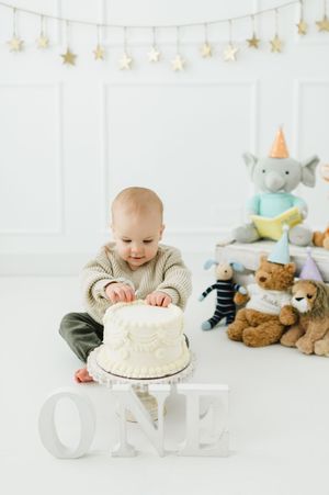 Studio cake smash photographer in Centennial Colorado. Colorado cake smash photo shoot in studio. First year cake smash photo session