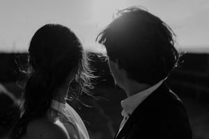 Couple standing still in silence – poetic wedding photo in Portugal