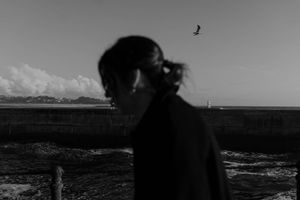 Film-like grainy shot by the ocean – alternative wedding photographer Portugal
