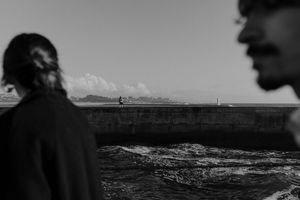 Film-like grainy shot by the ocean – alternative wedding photographer Portugal