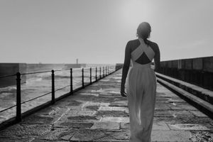 Quiet vow exchange by the sea – cinematic elopement photography