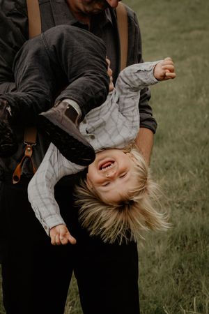 Familjefotografering i skogsmiljö under hösten i Örby