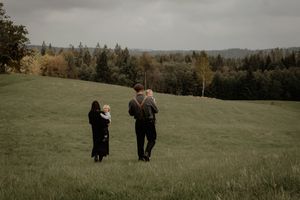 Familjefotografering i skogsmiljö under hösten i Marks kommun