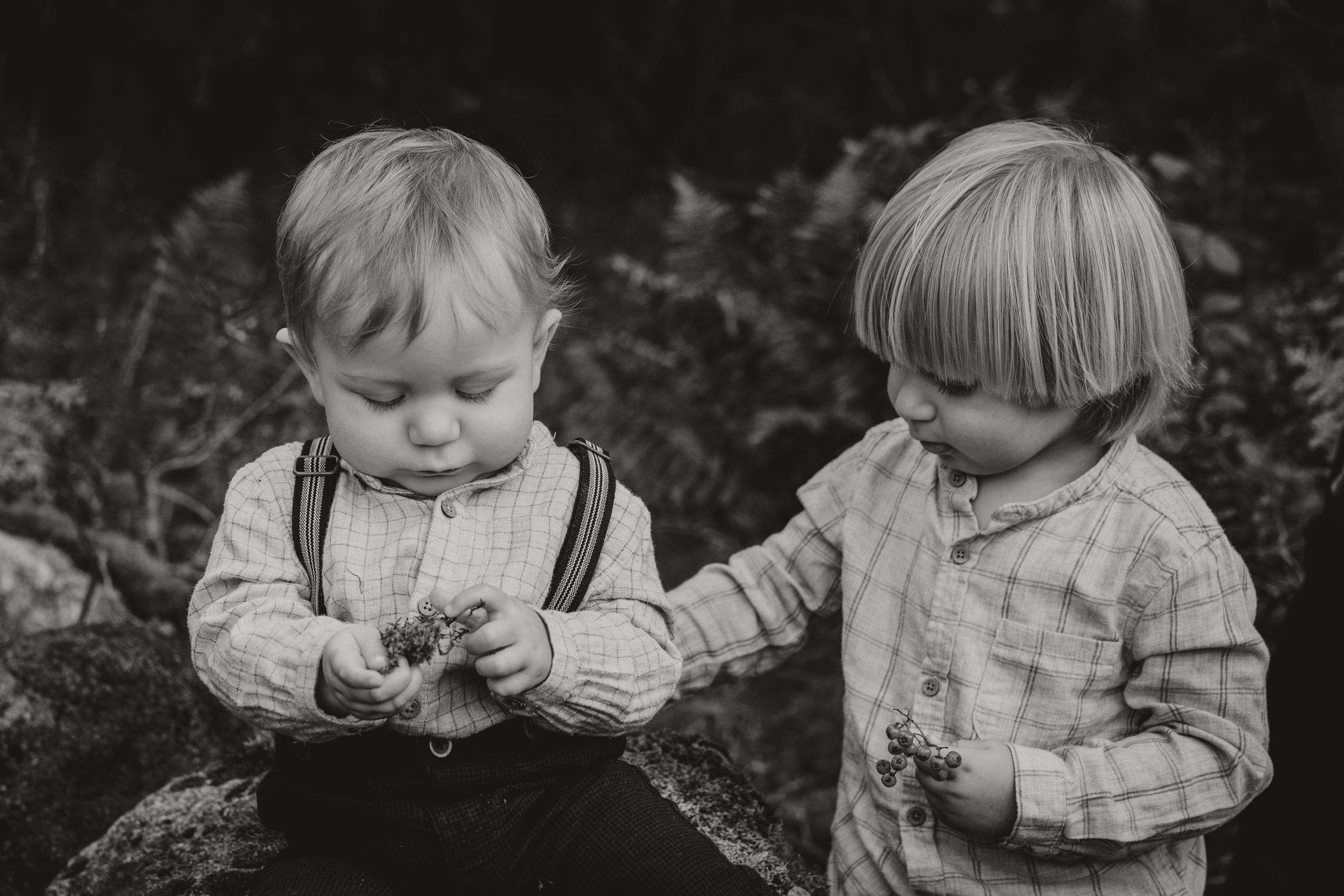 Familjefotografering i skogsmiljö under hösten i Marks kommun