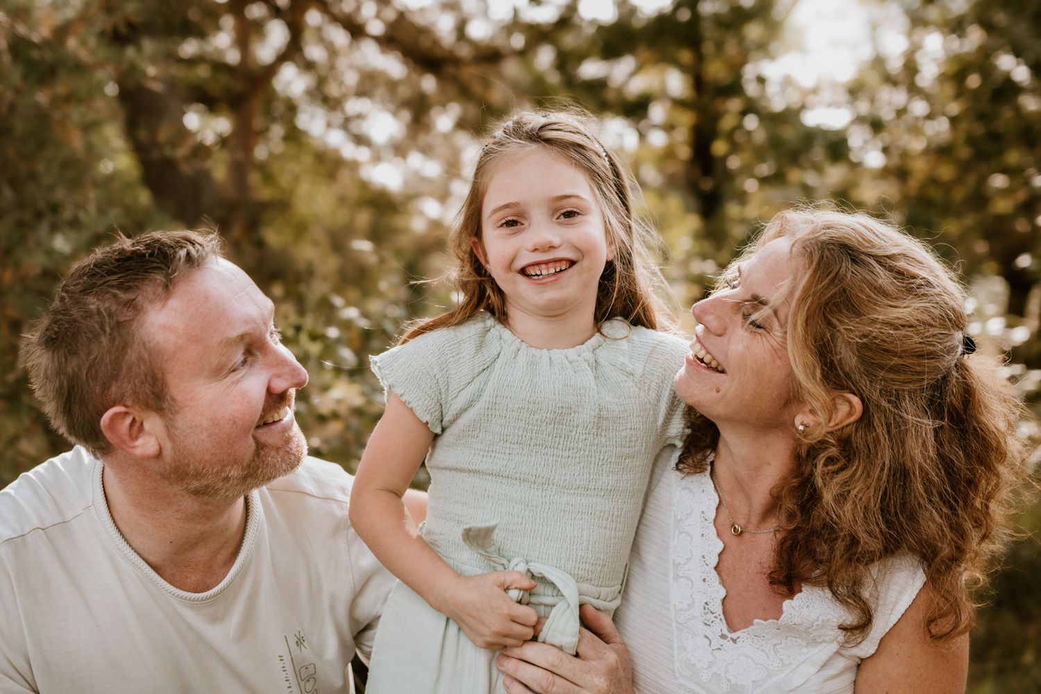 Ouders kijken vol trots naar hun dochter