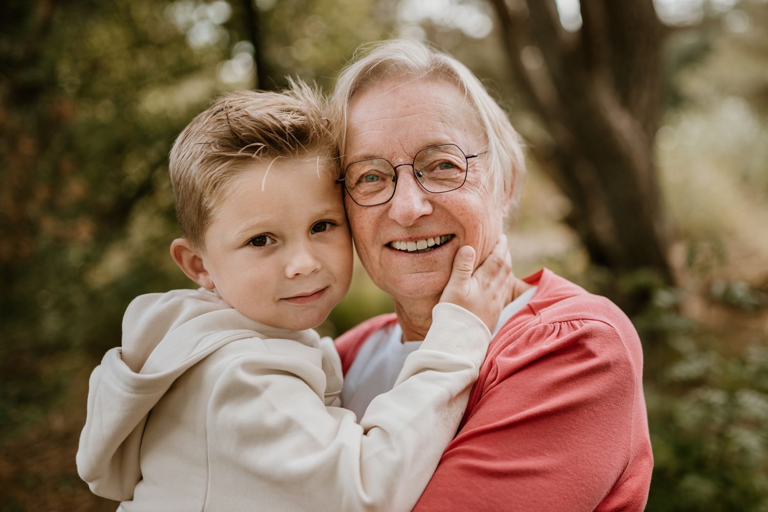 Oma en kleinzoon portret