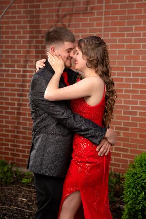 Prom couple photo pose