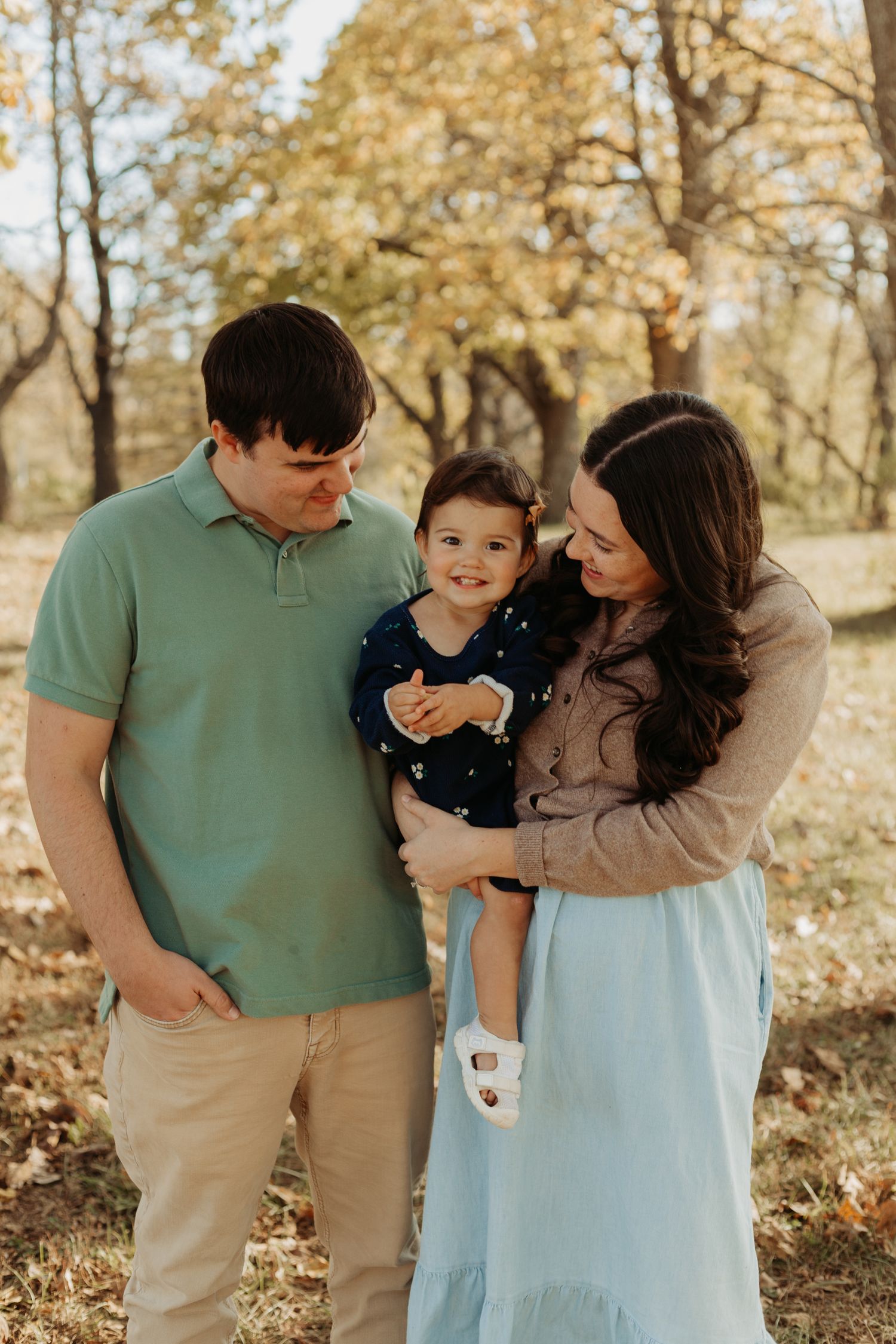 Fall family photoshoot at Shawnee Mission Park in Kansas City, Kansas by local family photographer – autumn leaves and candid outdoor photos
