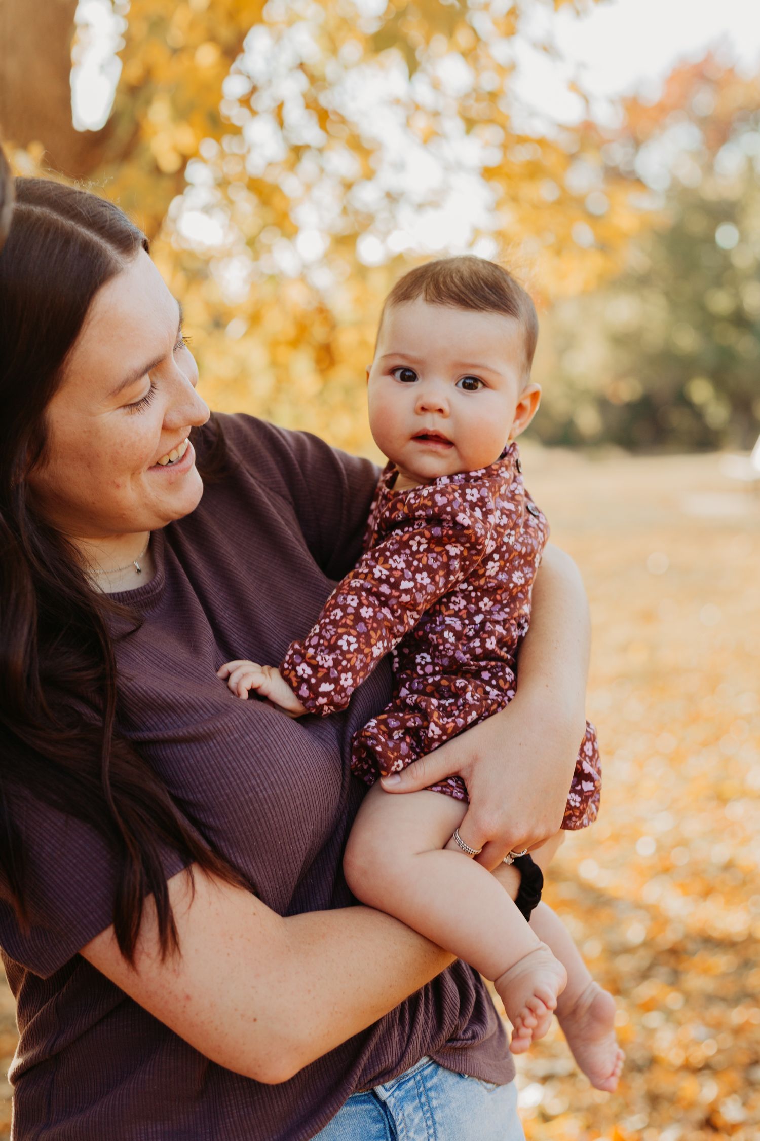 Fall family photoshoot at Shawnee Mission Park in Kansas City, Kansas by local family photographer – autumn leaves and candid outdoor photos