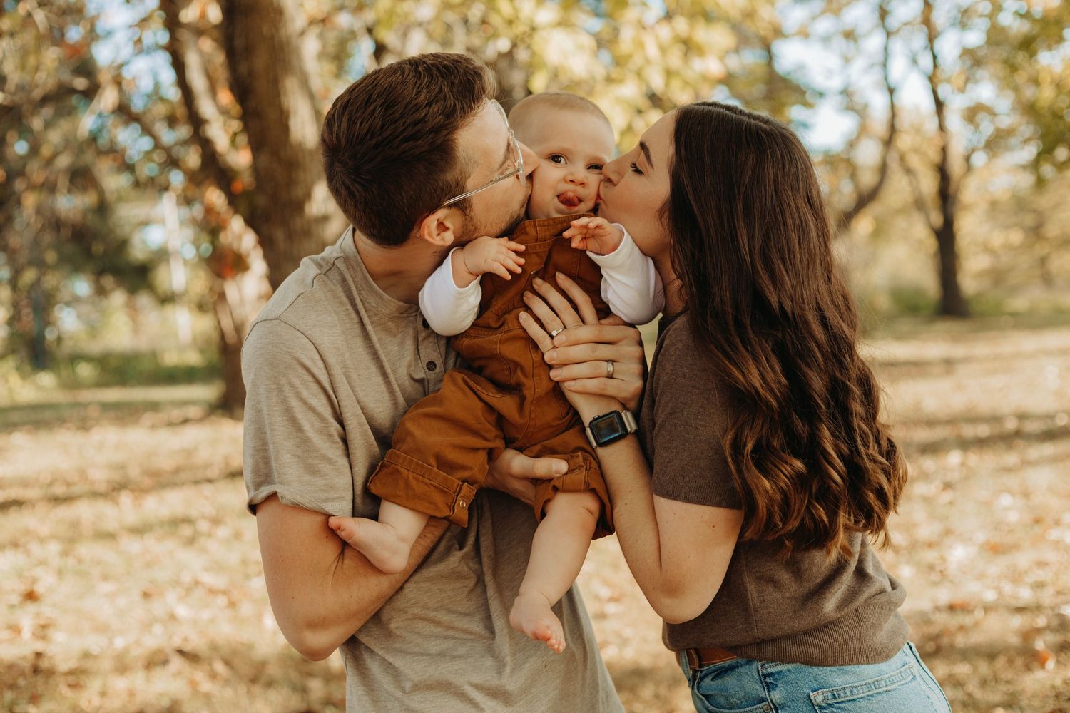 Fall family photoshoot at Shawnee Mission Park in Kansas City, Kansas by local family photographer – autumn leaves and candid outdoor photos