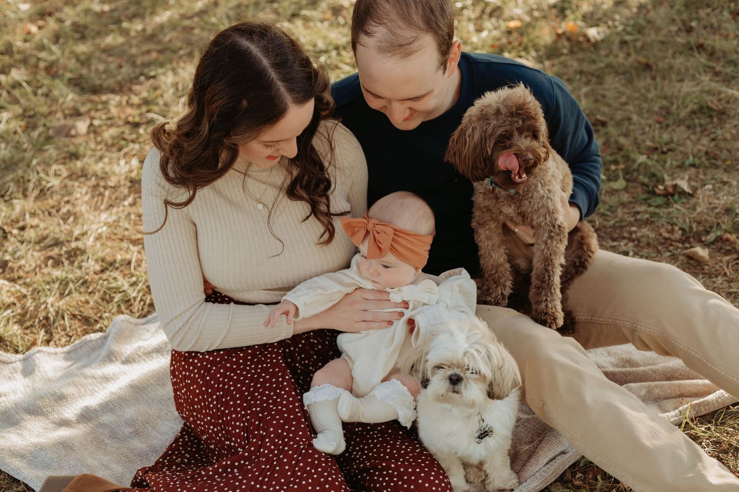 Dog-friendly couples and family photos in Kansas City – romantic, candid portraits by a local engagement photographer.