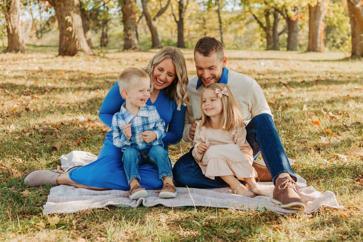 Fall family photoshoot at Shawnee Mission Park in Kansas City, Kansas by local family photographer – autumn leaves and candid outdoor photos