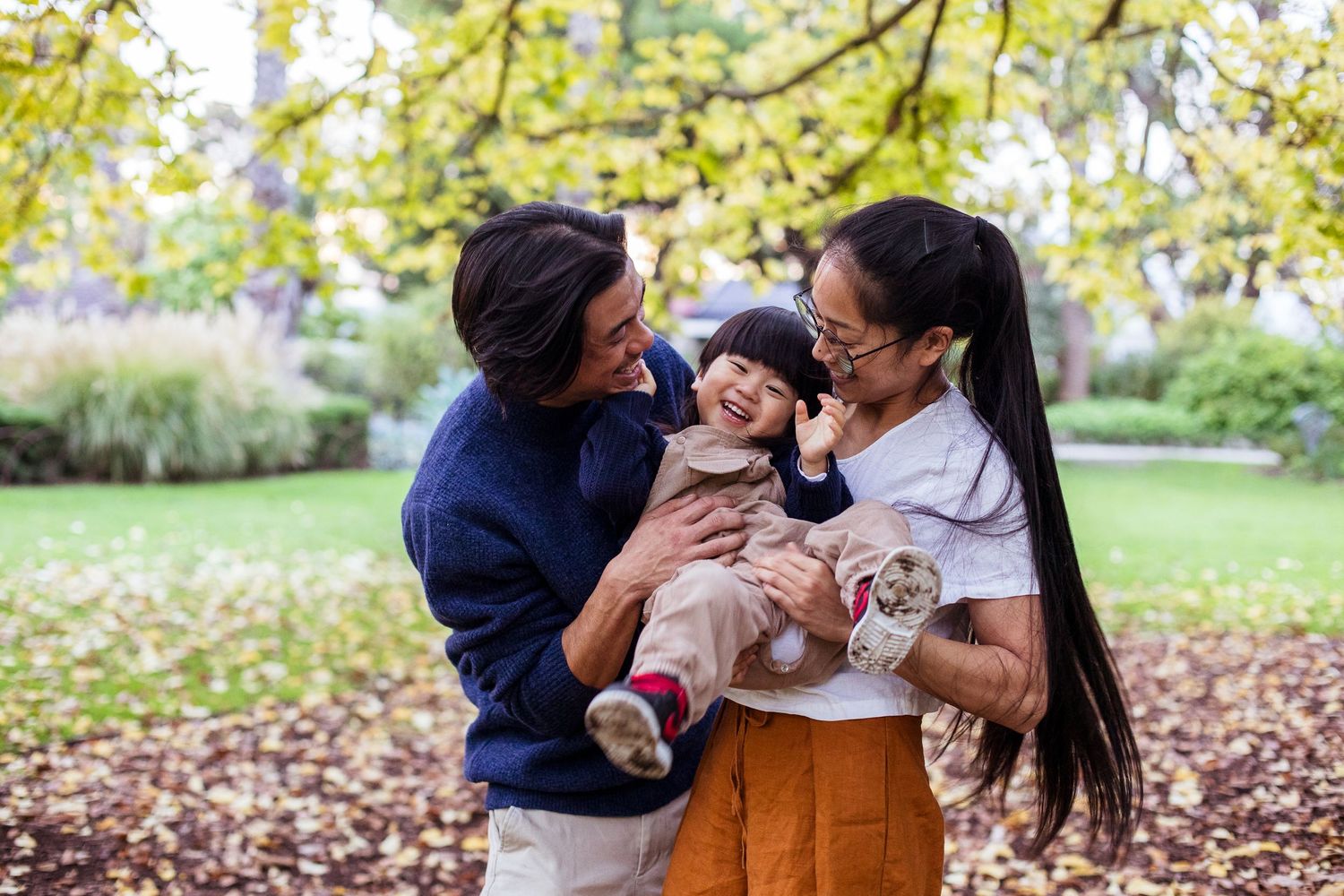Loving parents cuddling their toddler baby (family photoshoot captured by Melbourne photographer Lesley Marks)
