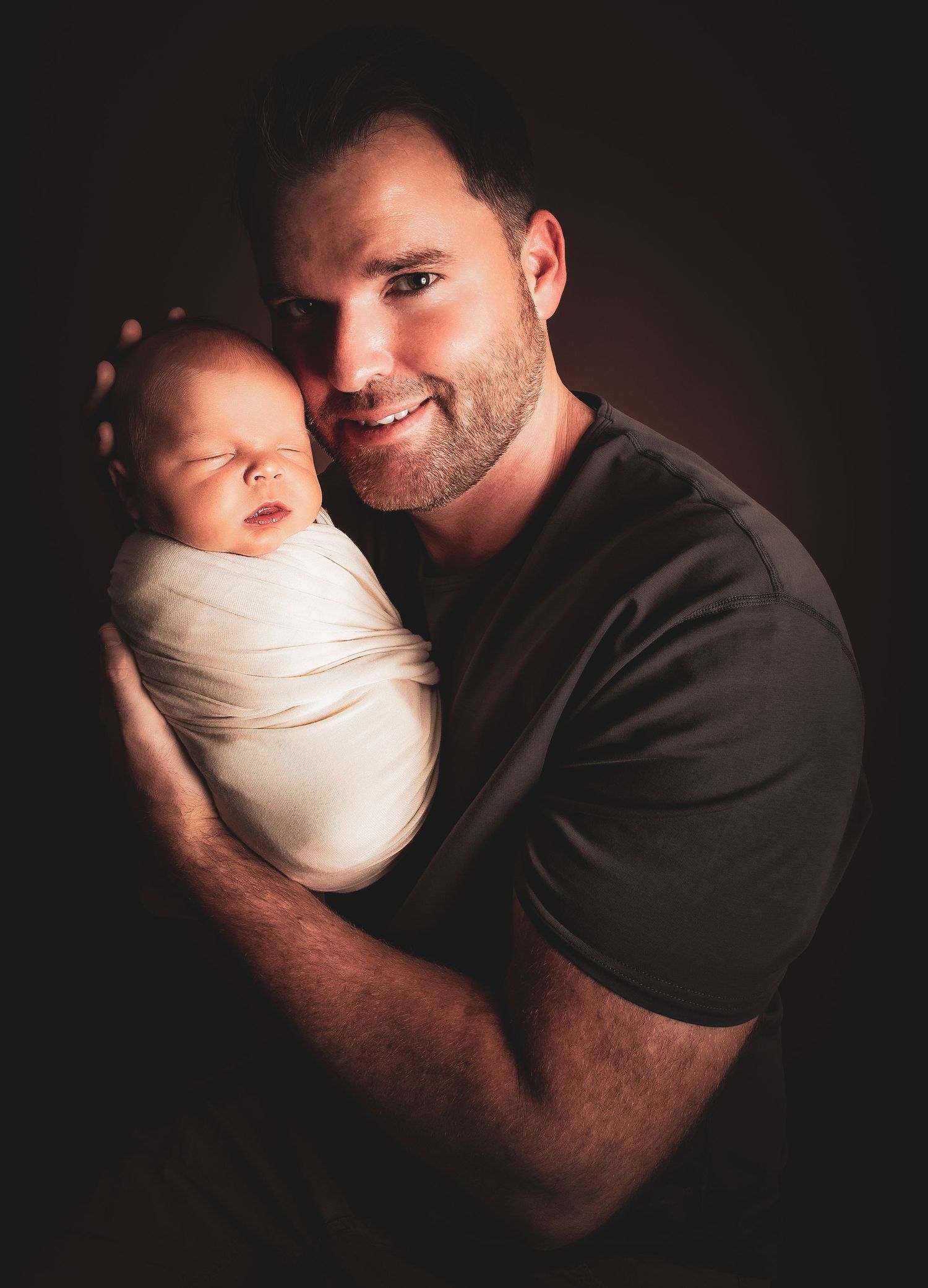 Dad and his baby - Clarksville newborn photographer Oshi Medlin