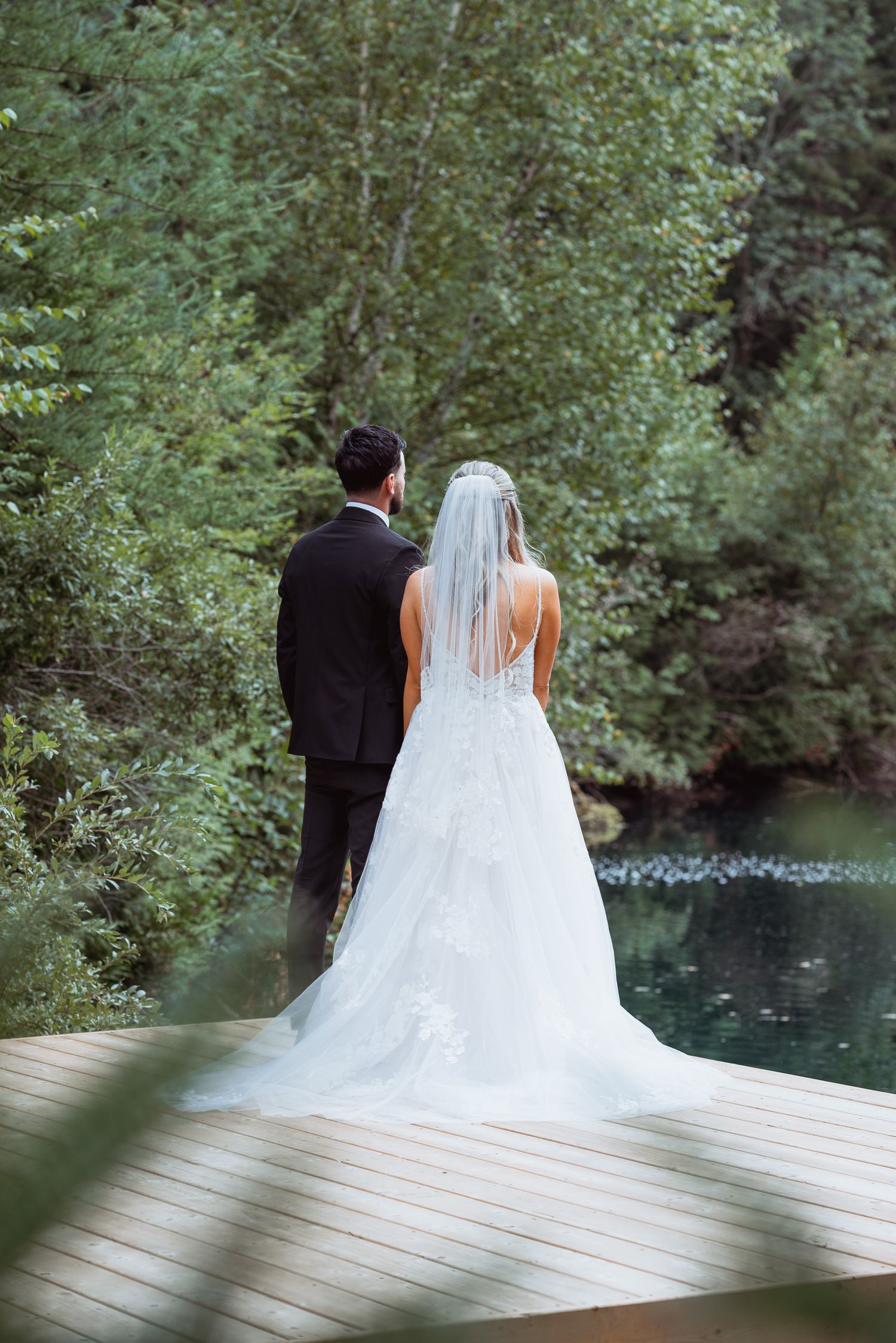 wedding photographer Niagara Falls - couple looking at the lake and nature