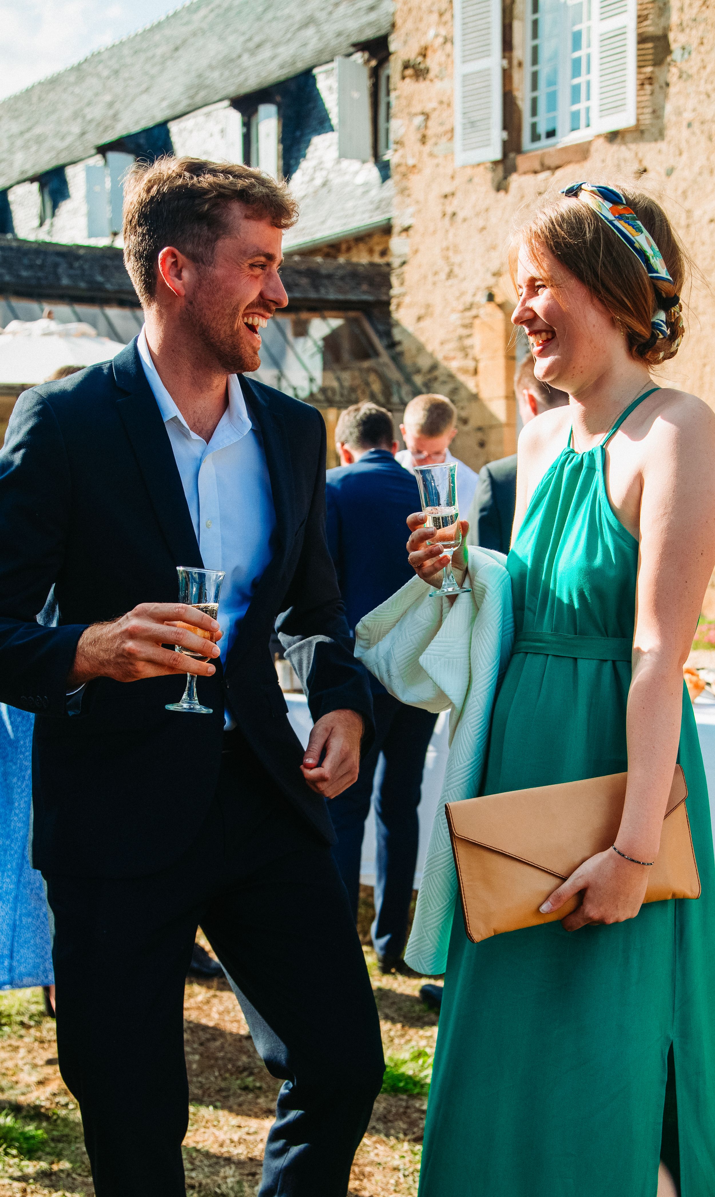 Amis souriant pendant un cocktail de mariage