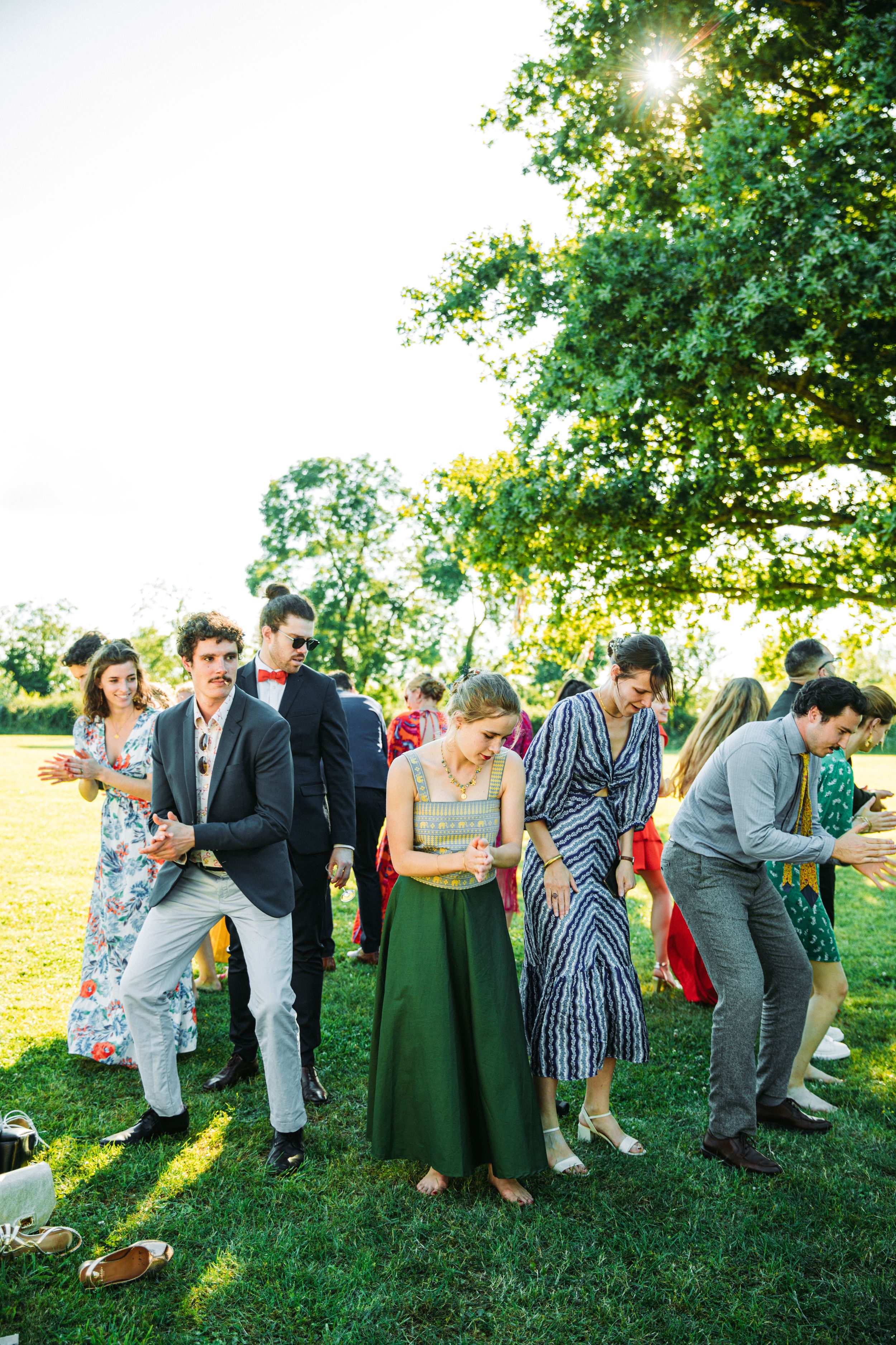 Groupe d'invités préparant une danse à un mariage