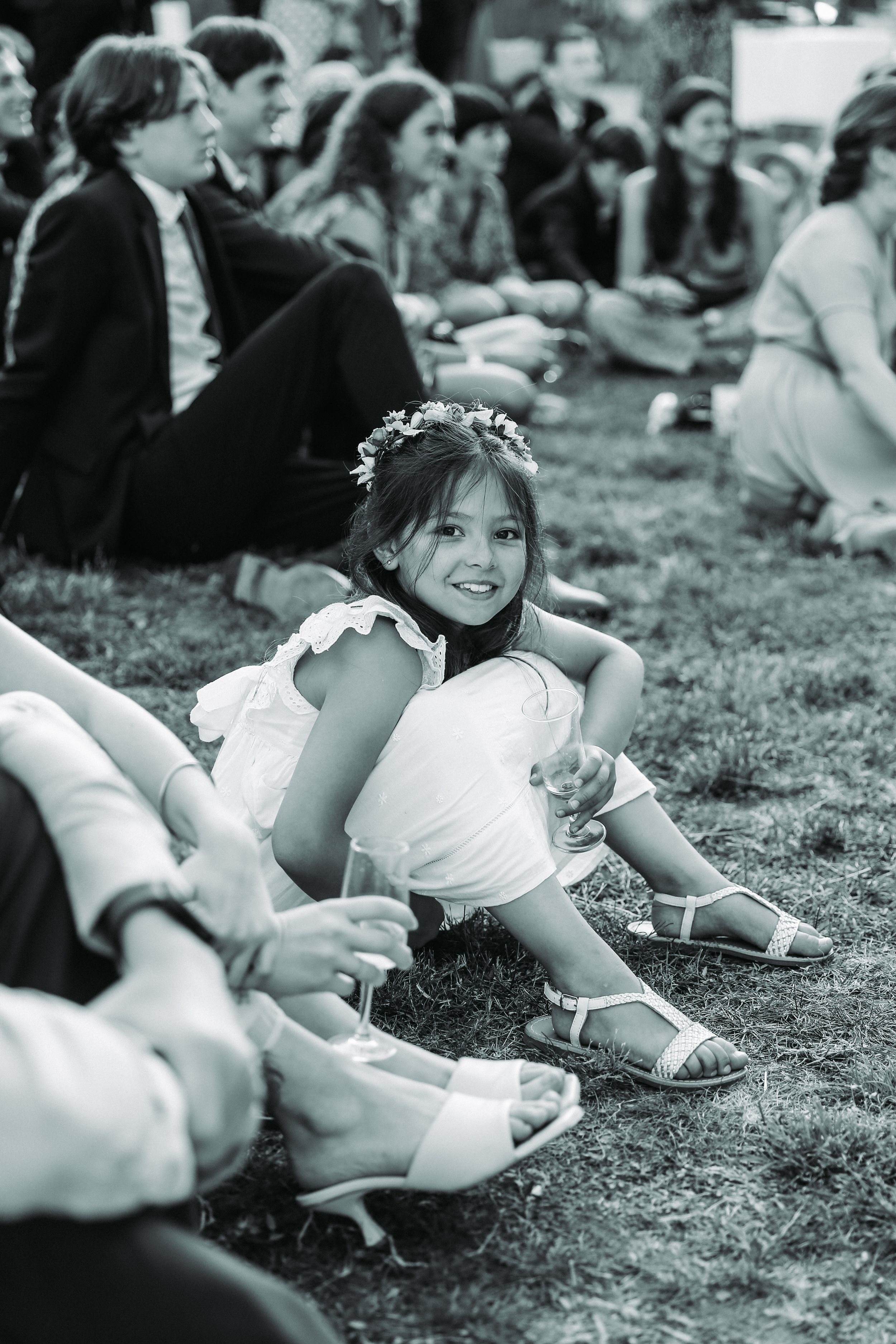 Enfant d'honneur souriant lors d'un discours de mariage