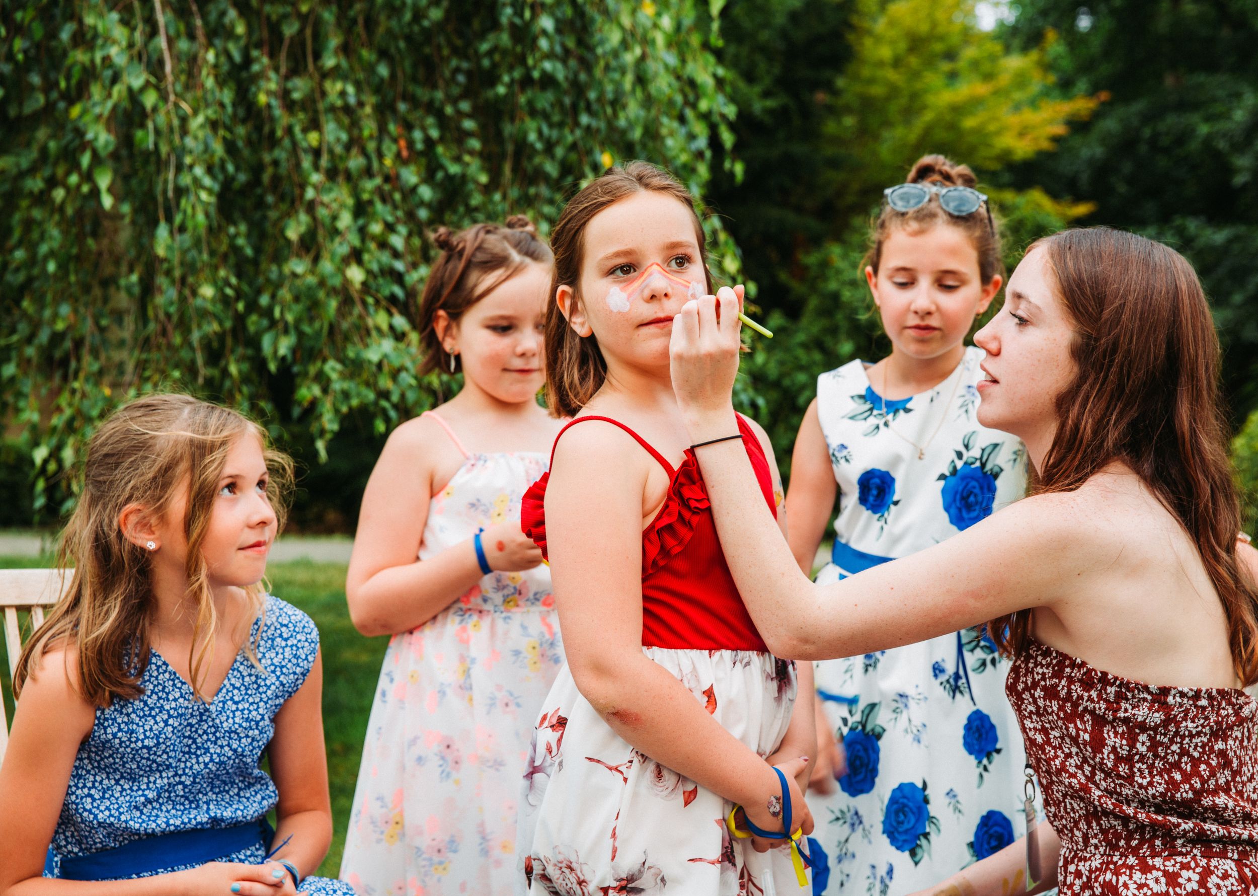 Séance maquillage pour les enfants lors d'un mariage
