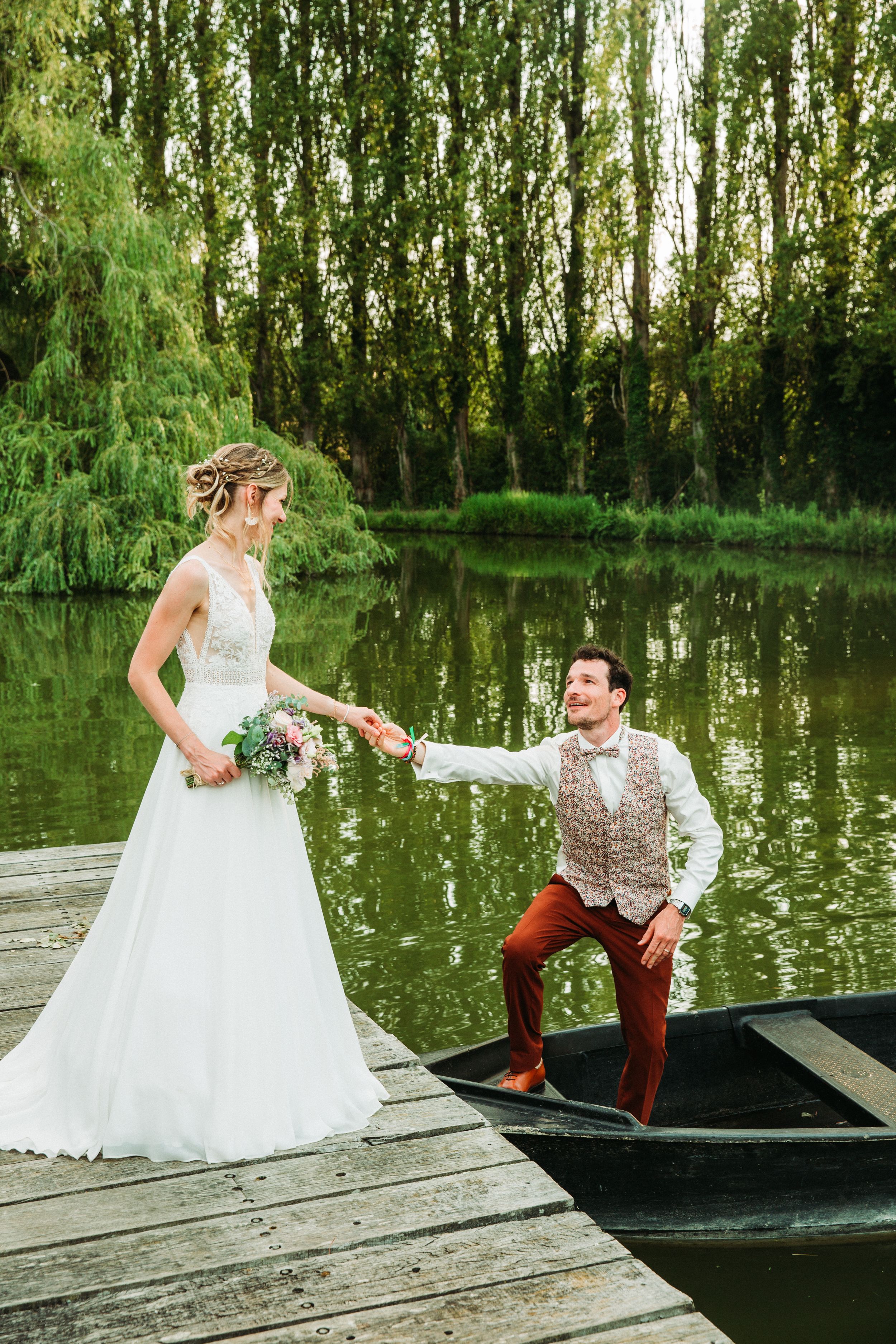 Couple de mariés dans un cadre idyllique