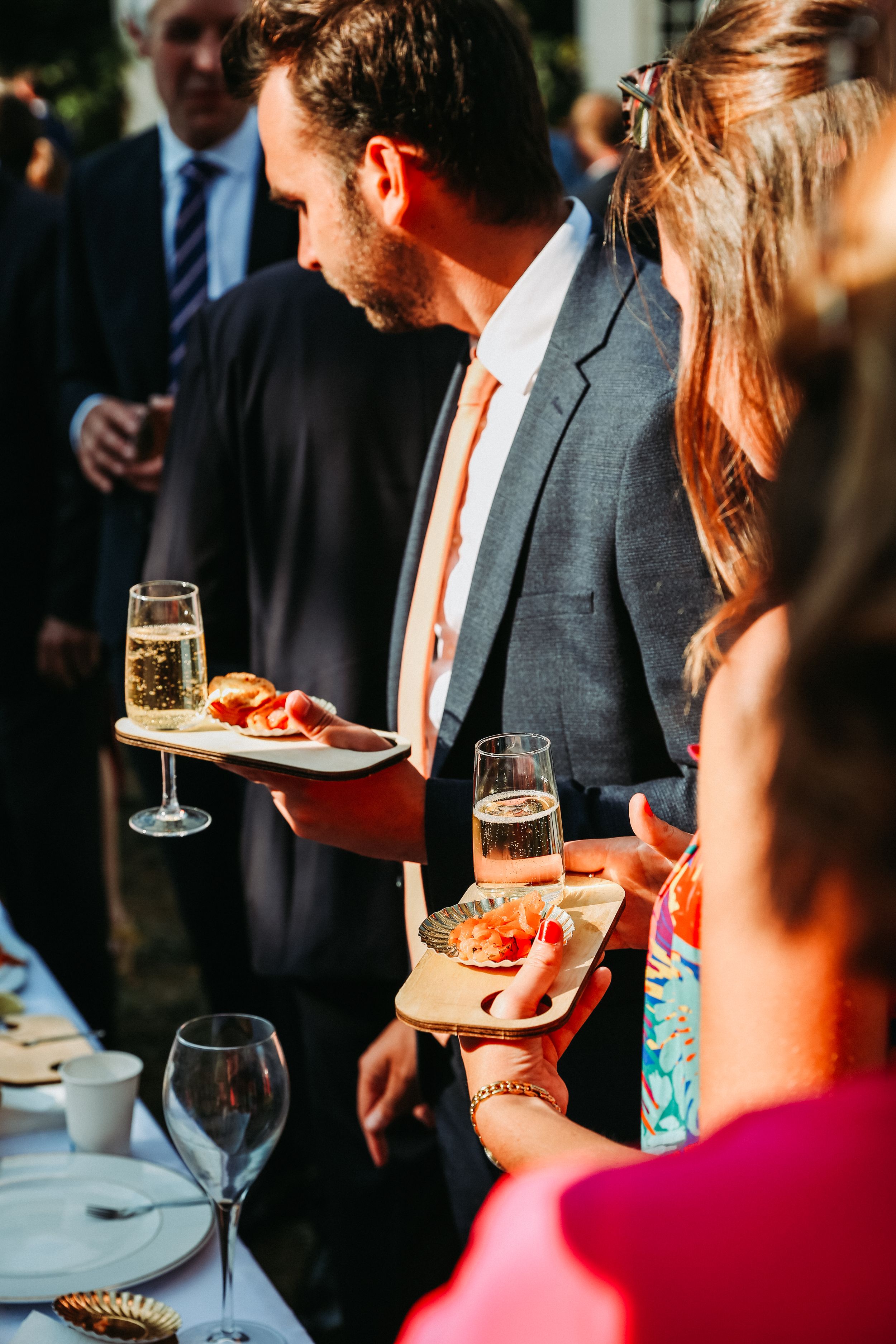 Invités au buffet d'un cocktail de mariage