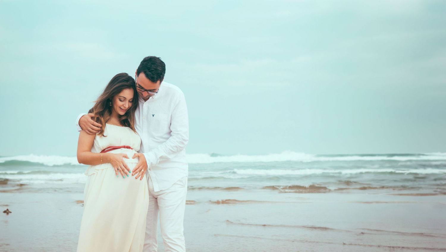 Portrait of a couple, Natural light. Maternity Photography session. Outdoor photography. pregnancy photography