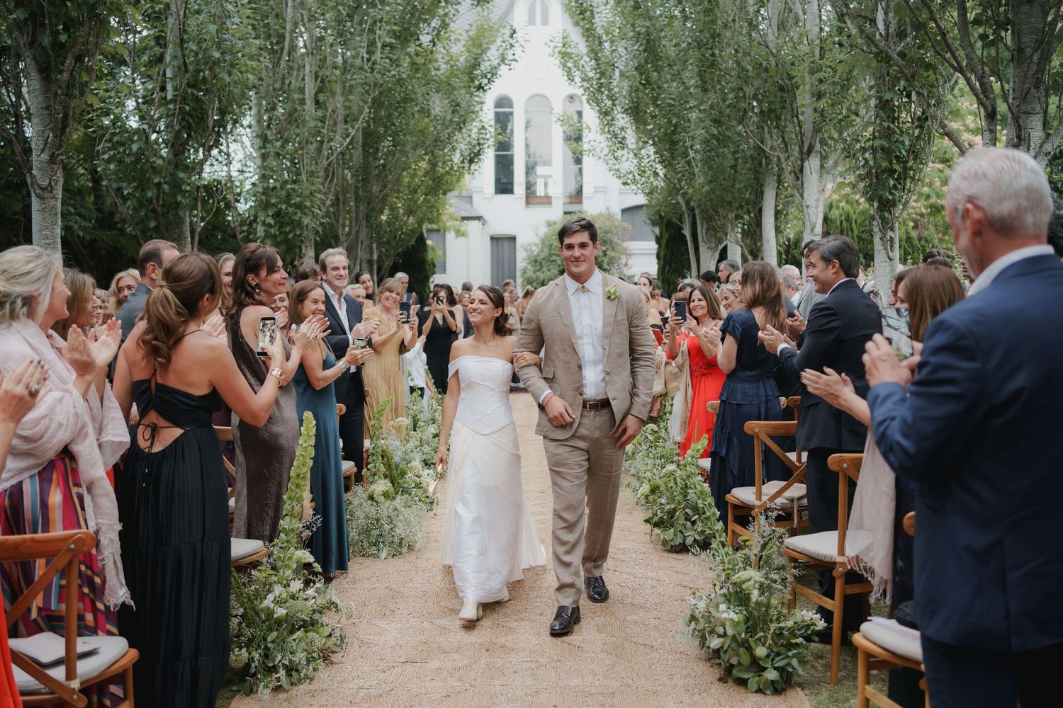 Newlywed couple photographed in a casual and motion-blurred way by a wedding photographer in Buenos Aires