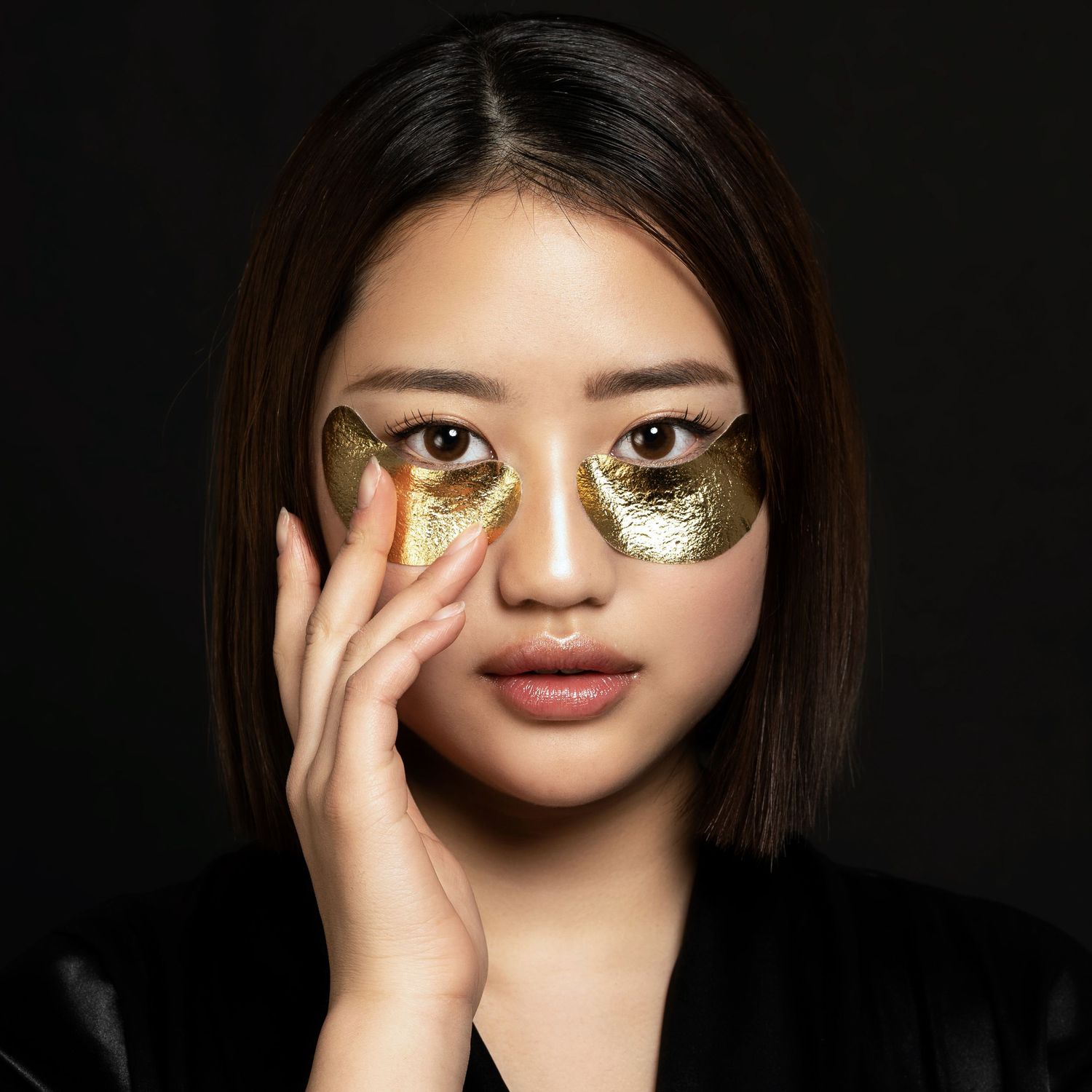 foto van model met beauty product op gezicht gefotografeerd in studio