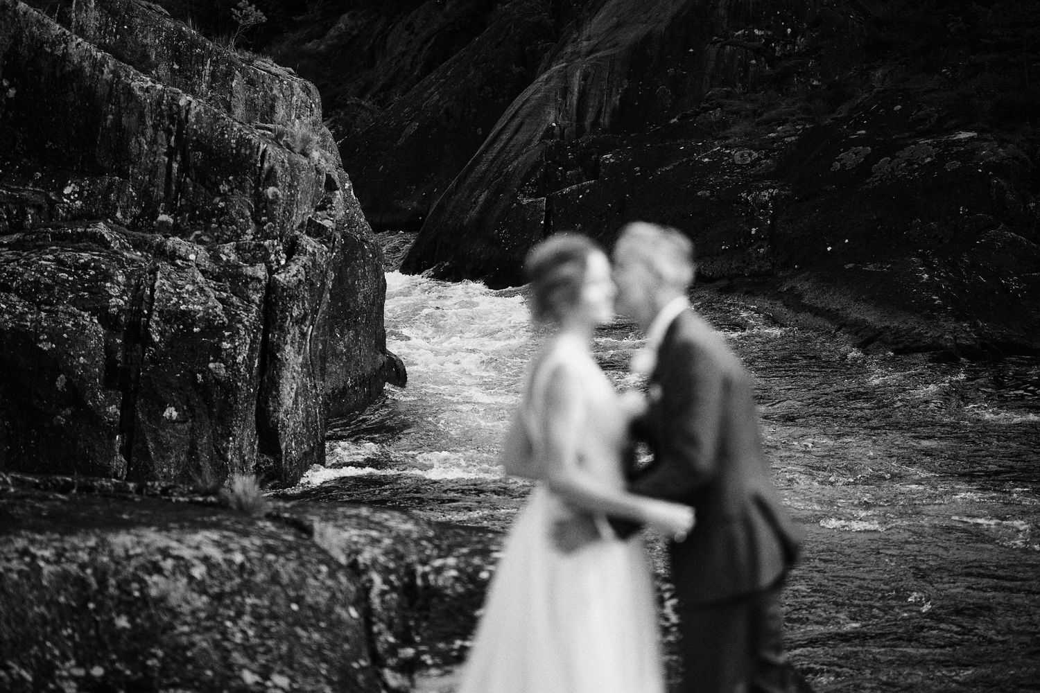 bryllupsfotografering i suldal, rogaland ved Suldalslågen