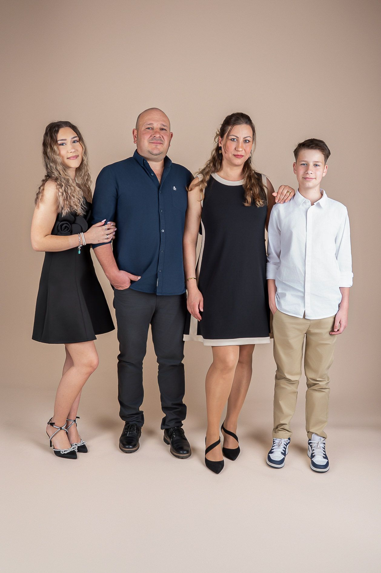 family photographer Wolverhampton, Wolverhampton family photography, family photoshoot Wolverhampton, professional family portraits